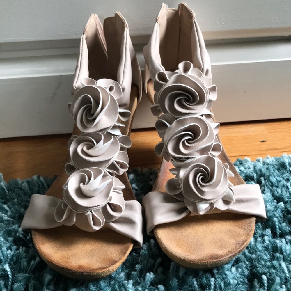 Nude wedges